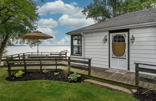 West Lake Cottage | Sandbanks Sunset Cottage Rental