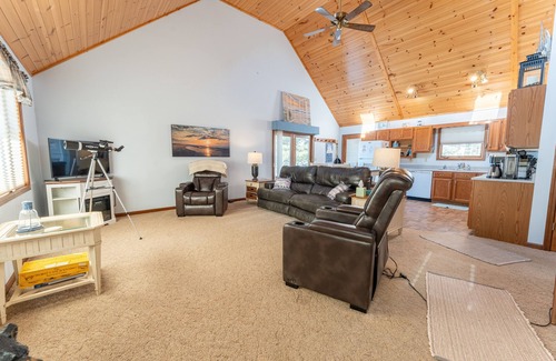 Gulliver House | Sandbox on Michibay: Autumn on Lake Michigan – Fall Colors & Cozy Nights Await!