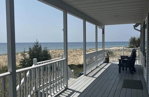 Gulliver House | Sandbox on Michibay: Autumn on Lake Michigan – Fall Colors & Cozy Nights Await!