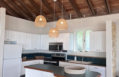 New Bight Villa | Sandcastle House Oceanfront Paradise in Fernandez Bay