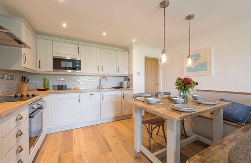 Mawgan Porth Apartment | Sandcastles 11 Europa Court - Apartment close to Mawgan Porth beach, communal heated swimming pool