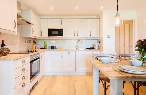 Mawgan Porth Apartment | Sandcastles 11 Europa Court - Apartment close to Mawgan Porth beach, communal heated swimming pool