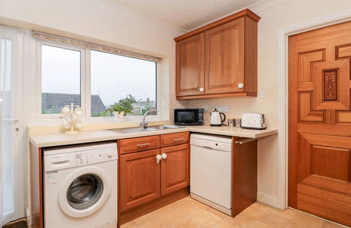 Scalby House | SANDERLING, pet friendly, character holiday cottage in Scalby