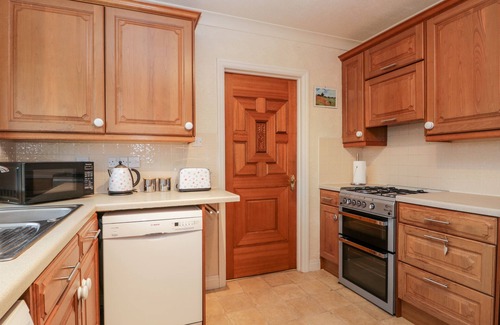 Scalby House | SANDERLING, pet friendly, character holiday cottage in Scalby