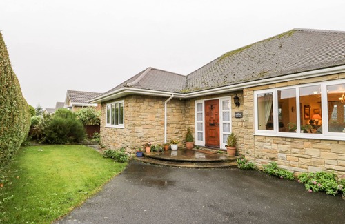 Scalby House | SANDERLING, pet friendly, character holiday cottage in Scalby