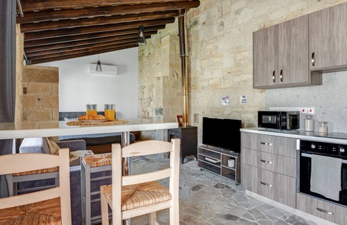 Vasa Koilaniou Apartment | Sanders Andre Marie - Cute Studio w - Shared Garden