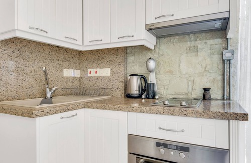 Arsos Apartment | Sanders Arsorama Cozy 1 Bdr Apt with Shared Patio