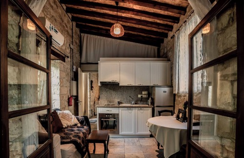 Arsos Apartment | Sanders Arsorama - Cute 1-Bdr Apt w Shared Patio