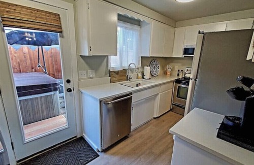 Coeur d'Alene House | Sanders Beach stylish downtown CDA getaway hot tub fire table bikes games