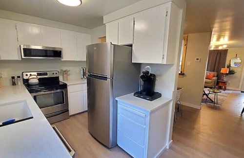 Coeur d'Alene House | Sanders Beach stylish downtown CDA getaway hot tub fire table bikes games