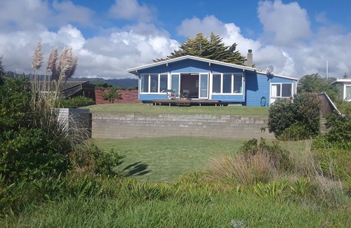 Waikanae House | Sandgate - absolute beach front