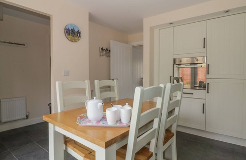Hollesley Cottage | SANDLINGS, family friendly, with a garden in Hollesley