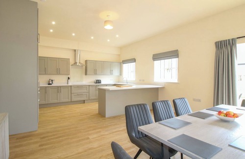 Felton Cottage | SANDOWN PARK COTTAGE, pet friendly, with a garden in West Felton