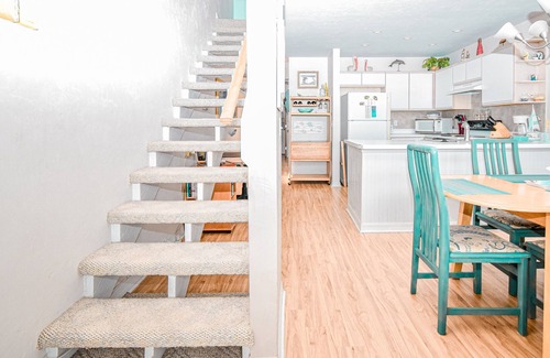 Cedar Key Condo | Sandpiper 10E loft unit pool hot tub beach water view
