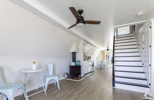 Misquamicut Cottage | Sandpiper Cottage - Cozy summer cottage across the street from the beach!