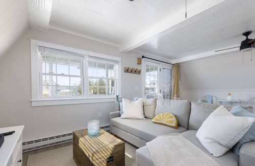 Misquamicut Cottage | Sandpiper Cottage - Cozy summer cottage across the street from the beach!