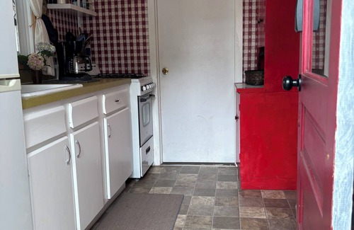 Ludington Cottage | Sandpiper Cottage: Lakeside, Boat Slip, Beach, Family Friendly, Kayaks