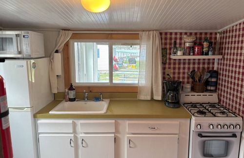 Ludington Cottage | Sandpiper Cottage: Lakeside, Boat Slip, Beach, Family Friendly, Kayaks