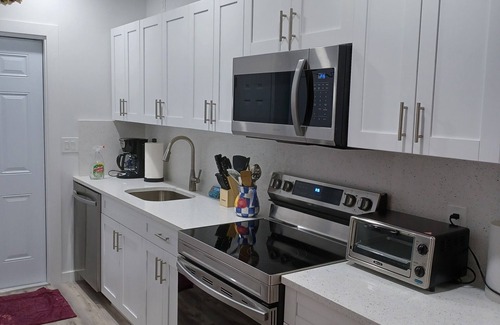 Mango Groves House | Sandpiper Cottage Newly renovated home in Lake Worth Beach Historical District.