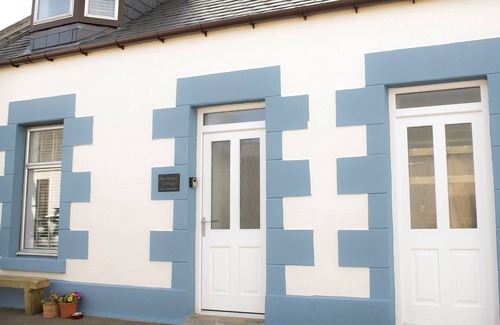 Cullen Cottage | SANDPIPER COTTAGE, pet friendly, country holiday cottage in Cullen
