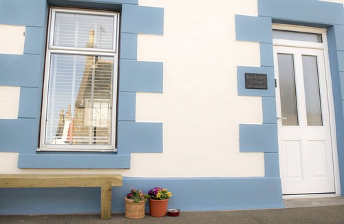Cullen Cottage | SANDPIPER COTTAGE, pet friendly, country holiday cottage in Cullen