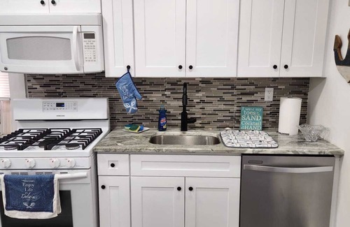 Keansburg Cottage | Sandpiper Place: 1 block to free beach w/NY views. 30min to NYC. Private drive.