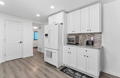 Keansburg Cottage | Sandpiper Place: 1 block to free beach w/NY views. 30min to NYC. Private drive.