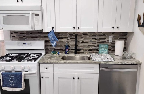 Keansburg Cottage | Sandpiper Place: walk to Beach, Pier, Waterpark, 30min to NY City