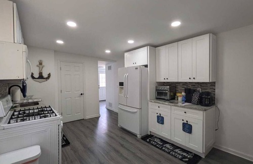 Keansburg Cottage | Sandpiper Place: walk to Beach, Pier, Waterpark, 30min to NY City