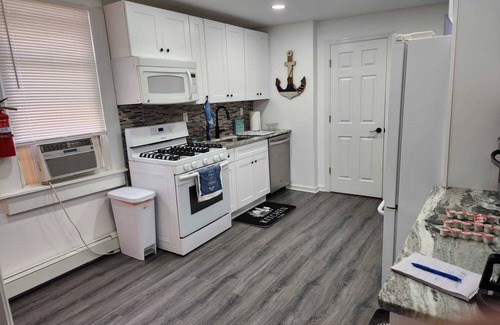 Keansburg Cottage | Sandpiper Place: walk to Beach, Pier, Waterpark, 30min to NY City