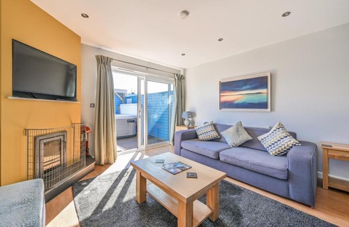 Winnard's Perch House | SandPipers Luxury hot tub lodge with 2 ensuites a private Sauna & BBQ terrace