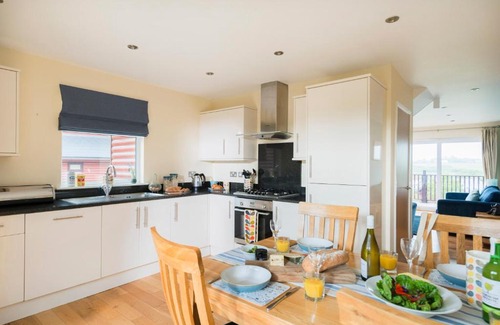 Winnard's Perch House | SandPipers Luxury hot tub lodge with 2 ensuites a private Sauna & BBQ terrace