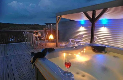 Winnard's Perch Cottage | SandPipers Luxury lodge with 2 ensuites a private Hot Tub & Sauna & BBQ terrace
