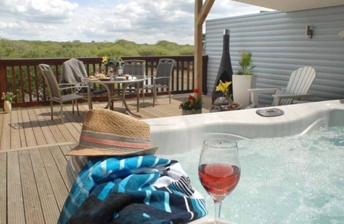 Winnard's Perch Cottage | SandPipers Luxury lodge with 2 ensuites a private Hot Tub & Sauna & BBQ terrace