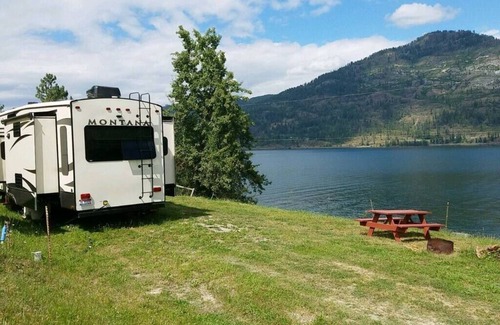 Sandpoint RV Rental | Sandpoint lakefront ranch RV site with fire pit