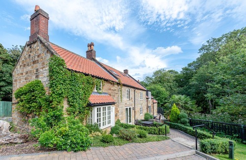 Sandsend Cottage | Sandsend - Gardeners Cottage - sleeps 4 guests in 2 bedrooms