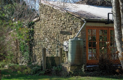 Robertson Cottage | Sandstone Cottage With Cozy Open Fireplace in the Heart of Robertson