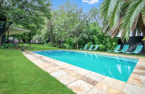 Greater Johannesburg Metropolitan Area House | Sandton Guesthouse 5 Bedrooms 6 Beds Pool Tennis Court Free WIFI