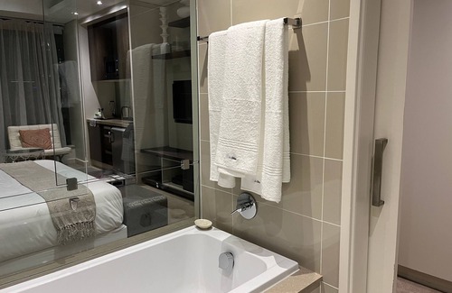 Greater Johannesburg Metropolitan Area Hotel | Sandton Sky Executive Suite with a stunning view on 7th floor