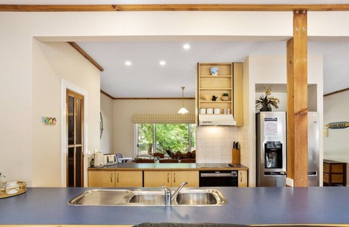 Silverleaves House | Sandy Bay Getaway w Spa 4 Bdr