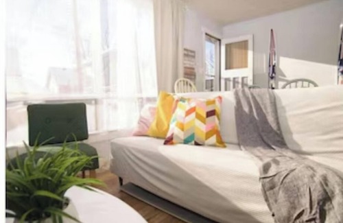 Ramara Cottage | Sandy Beach Cottage steps to Lake Simcoe - 1 hr 20 mins from Toronto
