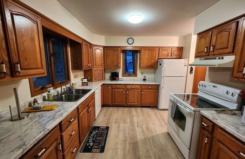 Wild Rose Cabin | Sandy beach/free nite book wknd-offseason Lakehome cottage pier kayak fireplace