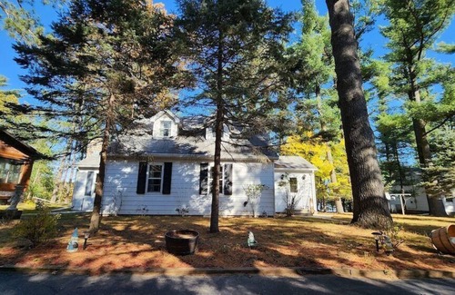 Wild Rose Cabin | Sandy beach/free nite book wknd-offseason Lakehome cottage pier kayak fireplace