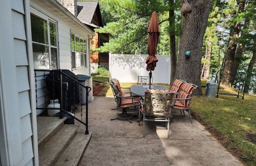 Wild Rose Cabin | Sandy beach/free nite book wknd-offseason Lakehome cottage pier kayak fireplace