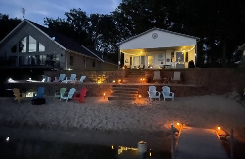 Gladwin House | Sandy beach front LAke House