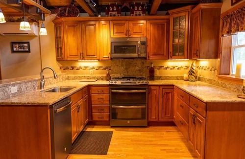 Mayfield House | Sandy Beach! Hot Tub! Luxury Lake House on Great Sacandaga Lake!