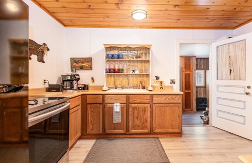 Harrison Cottage | Sandy Beach Lakefront 5BR/2BA Sleeps 15!