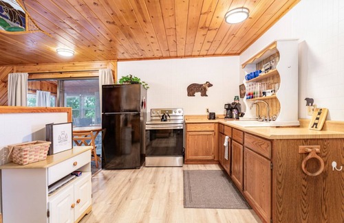 Harrison Cottage | Sandy Beach Lakefront 5BR/2BA Sleeps 15!