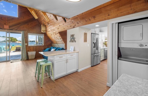 Lakeview House | Sandy Beachfront Lakehouse with Amazing Views!