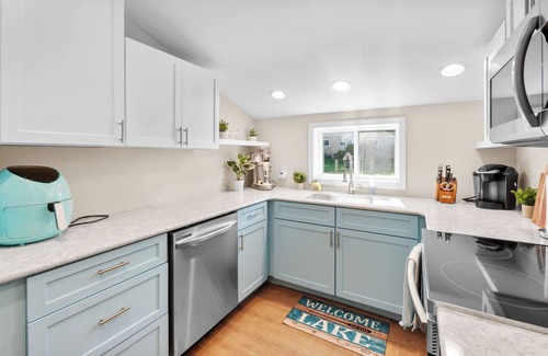 Lakeview House | Sandy Beachfront Lakehouse with Amazing Views!